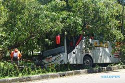 Pecah Ban, Bus Eka Kecelakaan Tabrak Median Jalan di Jurug Solo