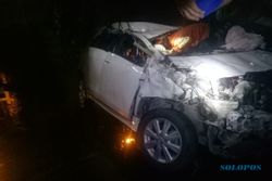 Mobil Yaris Nyemplung Kali Setelah Tabrak Truk Di Solo, 2 Orang Terluka