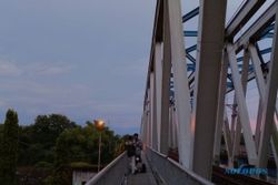 KAI: Jembatan KA Jurug Solo Tak Boleh Untuk Nongkrong Atau Foto-Foto