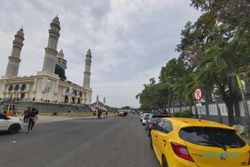 Parkir Jemaah Masjid Agung Madaniyah Karanganyar Luber Hingga Alun-Alun
