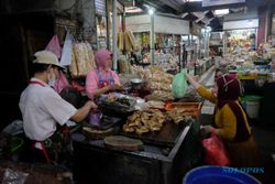 Pasar Gede Solo Ramai Jelang Lebaran, Daging Ayam Ludes dalam 3 Jam