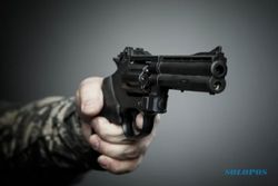 Beraksi Layaknya Koboi, Pemuda Wonosari Klaten Acungkan Pistol di Depan Bank