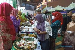 Hari Kartini, Jemaah Masjid Ini Berkebaya & Beskap Saat Bagikan Takjil