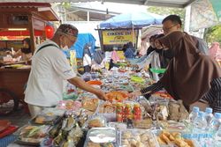 Penjual Takjil Kawasan UIN Raden Mas Said Kartasura Raup Berkah Ramadan