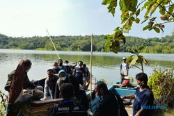 Ajak Pejabat Sragen Survei Lokasi Jembatan, Bupati Naik Perahu 1 Km