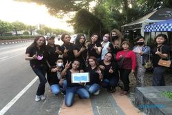 Persatuan Waria Semarang Bagi-Bagi Takjil di Jalanan