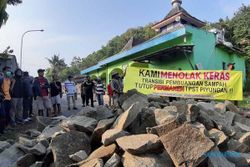 Protes Keberadaan TPST Warga Blokir Jalan Masuk dengan Tumpukan Batu
