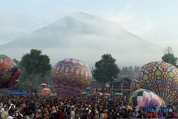 Serunya Tradisi Menerbangkan Balon Udara di Wonosobo