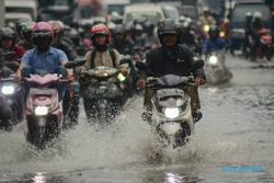 Perawatan Sepeda Motor Setelah Terjang Banjir di Solo
