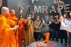 Api Dharma Tri Suci Waisak dari Mrapen Disakralkan di Mendut