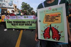 Aksi Aktivis Kampanyekan Bebas Rokok di Area CFD Solo