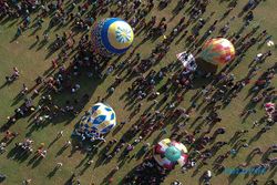 Tradisi Syawalan, 32 Balon Udara Tambat Diterbangkan di Pekalongan