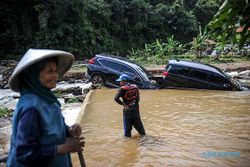 Banjir Bandang Terjang Sumedang Jabar, 1 Orang Hilang & 2 Mobil Hanyut