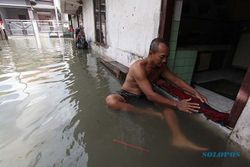 Banjir Rob Rendam Perkampungan Padat Penduduk di Kalianak Surabaya