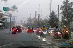 Diguyur Hujan Deras, Sejumlah Jalan di Solo Tergenang, Ini Foto-Fotonya
