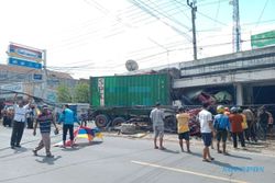 Rem Blong, Truk Kontainer Tabrak Ruko & Mobil, 1 Orang Meninggal