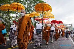 Foto-Foto Kirab Perayaan Waisak dari Candi Mendut ke Candi Borobudur