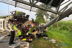 13 Orang Meninggal, Ini Foto-Foto Kecelakaan Bus di Tol Surabaya