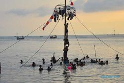 Warga Jepara Ikuti Panjat Pinang di Laut, Meriahkan Perayaan Syawalan
