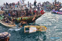 Pesta Lomban, Begini Aksi Nelayan Berebut Sesaji di Laut Jepara