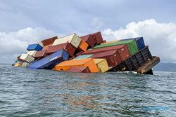 Dihantam Angin, Kapal Tongkang Angkut Kontainer Nyaris Karam di Kepri