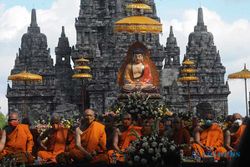 Ratusan Umat Buddha Peringati Detik-Detik Waisak di Candi Sewu Klaten
