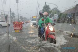 Hujan 1 Jam, Jalanan Solo Tergenang, Sejumlah Mobil dan Motor Mogok