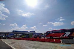 Antrean Kendaraan Masuk GT Banyumanik Semarang Mengular