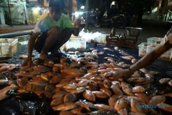 Buka Tengah Malam, Bakul Ikan Pasar Nusukan Solo Tetap Diserbu Pembeli
