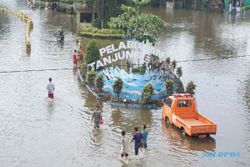 Banjir Rob Tak Juga Surut, Puluhan Pekerja Pilih Bertahan di Pabrik