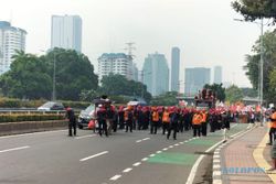 Sekelompok Buruh Long March Menuju Gedung DPR