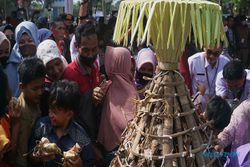 Seru! Festival Kupat Lepat di Jepara, Warga Berebut Gunungan Ketupat