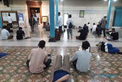 Pemudik Pun Tak Mau Ketinggalan Iktikaf di Masjid Agung Kota Solo