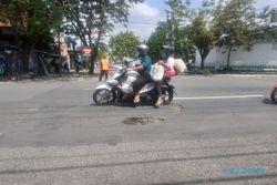 Jalan di Pertigaan Jl. Sutan Syahrir Solo Berlubang, Begini Kata Warga