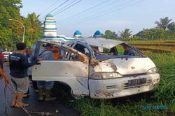 Diduga Rem Blong, Mobil Bawa 2 Orang Terjun ke Jurang di Karanganyar