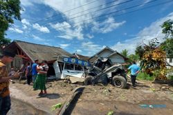 9 Rumah di Pasuruan Dihantam Truk Bermuatan Pasir, Diduga Rem Blong