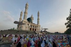 Ribuan Warga Antusias Salat Id di Masjid Agung Madaniyah Karanganyar