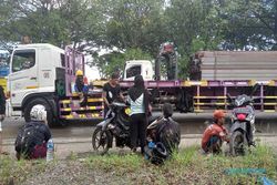 Evakuasi Motor Gegara Rob, Pekerja Pabrik di Semarang Harus Sewa Perahu
