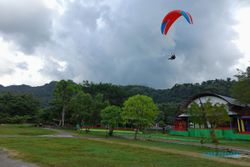 Hari Jadi Kabupaten Wonogiri, Tunggu Aksi Keren Tim Paralayang Ini