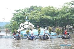 Banjir Rob Surut, Pekerja Pabrik Evakuasi Motor dari Pelabuhan Semarang