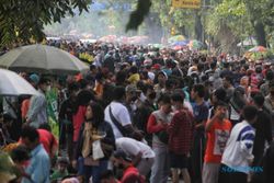 Lebih Ramai, Pengunjung CFD Jl Slamet Riyadi Solo Padat Umpel-Umpelan