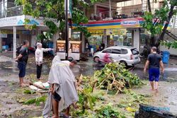 Ekstrem! Solo Banjir dan Pohon Tumbang di Mana-Mana