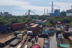 Rob Mulai Surut, Truk Antre Masuk ke Pelabuhan Tanjung Emas Semarang