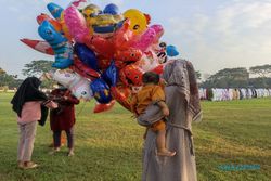 Bakul Balon Ramaikan Salat Id di Lapangan Ngabeyan Kartasura Sukoharjo