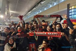 Suporter Sambut Kedatangan Timnas Sepak Bola Indonesia U-23 di Bandara