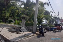 Bahaya! Akses Jalan Masuk Taman di Timur Terminal Tirtonadi Solo Rusak