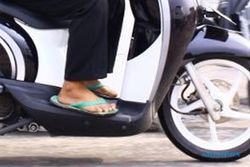 Bahaya Yang Mengintai Jika Pakai Sandal Jepit Saat Naik Sepeda Motor