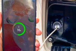 Apa Benar, Charge Smartphone di Sepeda Motor Bikin Aki Lemah
