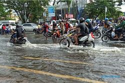 Tips Aman Menerjang Banjir Dengan Sepeda Motor, Tetap Hati-hati