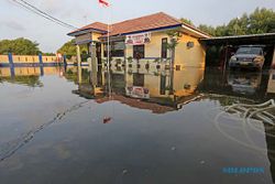 Banjir Rob Rendam Jalan dan Puluhan Rumah di Indramayu Jabar